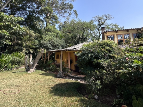 Panajachel, Jucanya a little wooden compound with 4 houses for sale